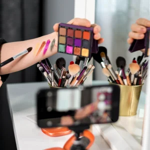 mujer-de-primer-plano-con-paleta-de-maquillaje_11zon mujer-de-primer-plano-con-paleta-de-maquillaje_11zon