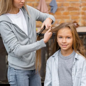 nina-conseguir-su-cabello-alisado-por-peluquero_11zon