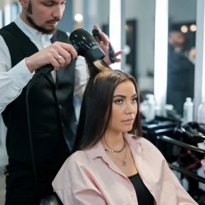 una-mujer-se-hace-el-cabello-por-un-hombre_11zon una-mujer-se-hace-el-cabello-por-un-hombre_11zon